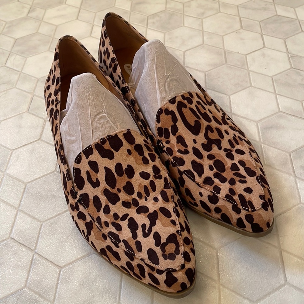 Adorable leopard flats 8.5